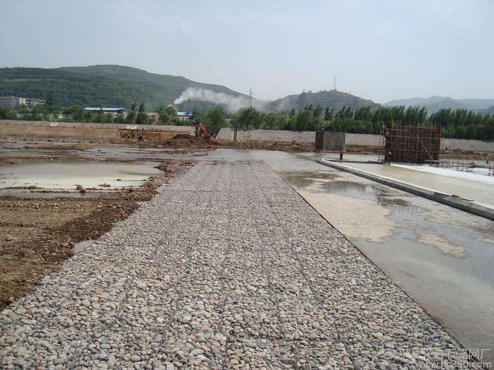 雷諾護(hù)墊的施工和河道污染治理的關(guān)聯(lián)性