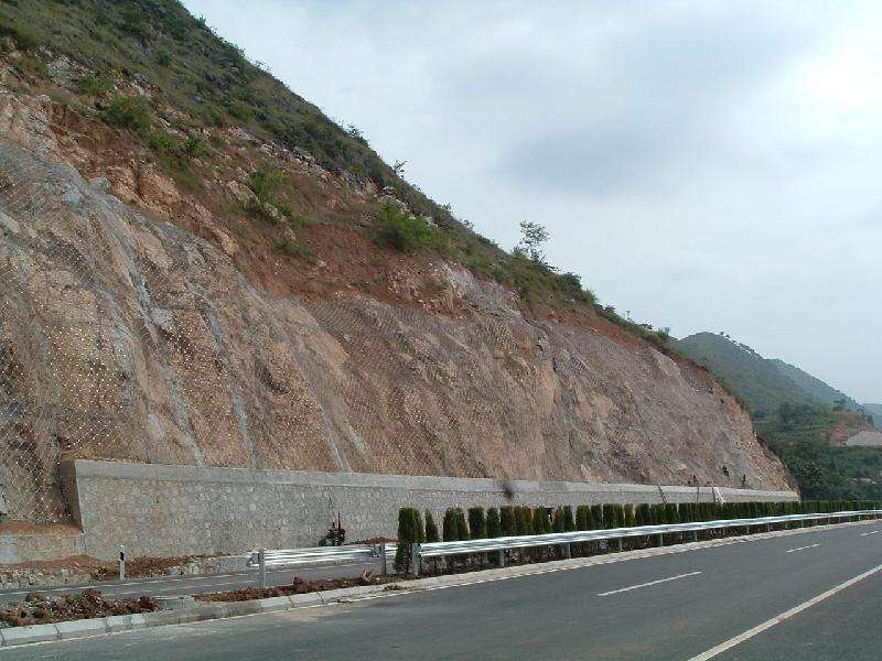 落石防護網(wǎng)選購時的注意事項 落石防護網(wǎng)選購時的注意事項