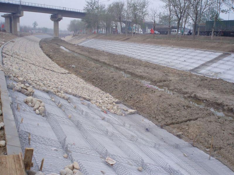 雷諾護(hù)墊對水土保持的作用和施工時的注意事項