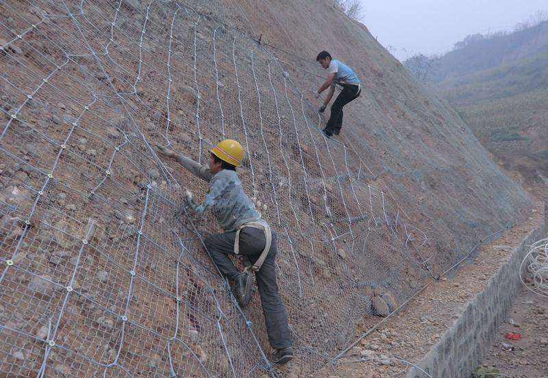 邊坡落石防護網(wǎng)如何保障施工人員的安全 邊坡落石防護網(wǎng)如何保障施工人員的安全