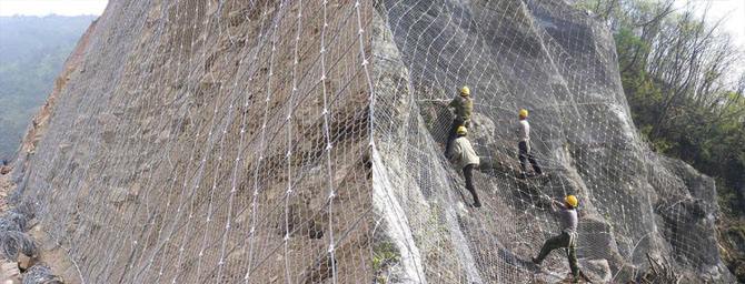 邊坡落石防護網(wǎng)如何保障施工人員的安全 邊坡落石防護網(wǎng)如何保障施工人員的安全