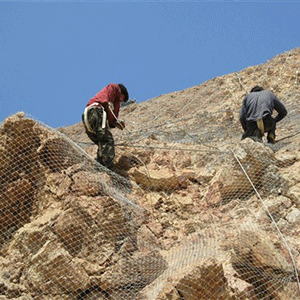 邊坡落石防護網(wǎng)如何保障施工人員的安全 邊坡落石防護網(wǎng)如何保障施工人員的安全