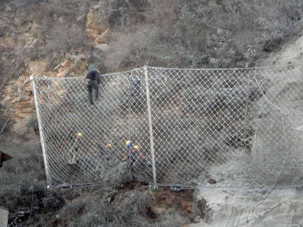 邊坡落石防護網(wǎng)如何保障施工人員的安全 邊坡落石防護網(wǎng)如何保障施工人員的安全