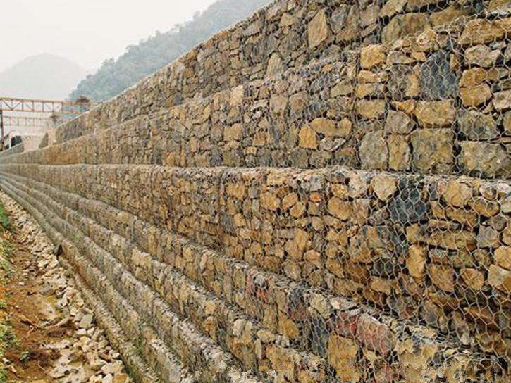 格賓網(wǎng)擋墻的防護(hù)優(yōu)勢(shì)特點(diǎn) 格賓網(wǎng)擋墻的防護(hù)優(yōu)勢(shì)特點(diǎn)