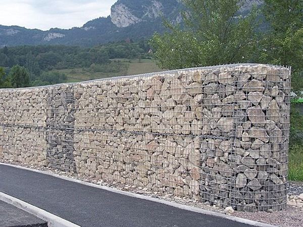 格賓網(wǎng)擋墻的防護(hù)優(yōu)勢(shì)特點(diǎn) 格賓網(wǎng)擋墻的防護(hù)優(yōu)勢(shì)特點(diǎn)