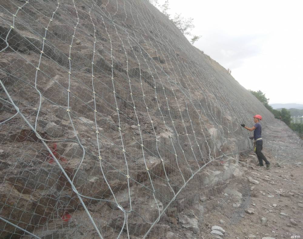 主動(dòng)邊坡落石防護(hù)網(wǎng)的施工要求 主動(dòng)邊坡落石防護(hù)網(wǎng)的施工要求